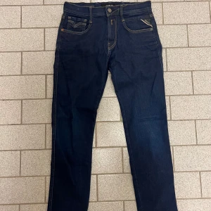Replay anbass hyperflex jeans - Otroligt snygga replay anbass hyperflex jeans i storlek 28/32. Knappt använda och extremt stilliga! Tveka inte på att skriva vid minsta lilla fundering 💭 