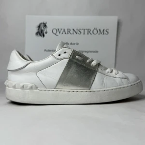 Valentino Open Sneaker  - Jätte fina Valentino Garavani open i storlek 38. Bra skick 8/10. Skorna är äkta. Skriv gärna om du har nàn fràga