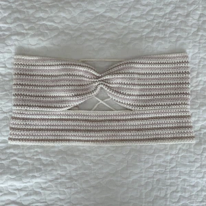 Tubtopp - Superfin handvirkad croppad tubtopp med vita, rosa och beigea ränder. Toppen har en scrunch framtill och en snörning i ryggen för en perfekt passform. Mycket söt sommartopp💞💫