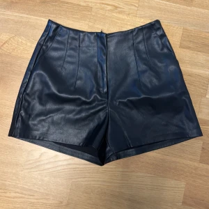 Svarta skinnshorts med hög midja - Snygga svarta shorts i skinnimitation med hög midja ❣️