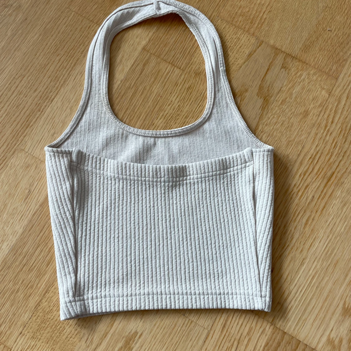 Crémefärgad croppad halterneck  - 1