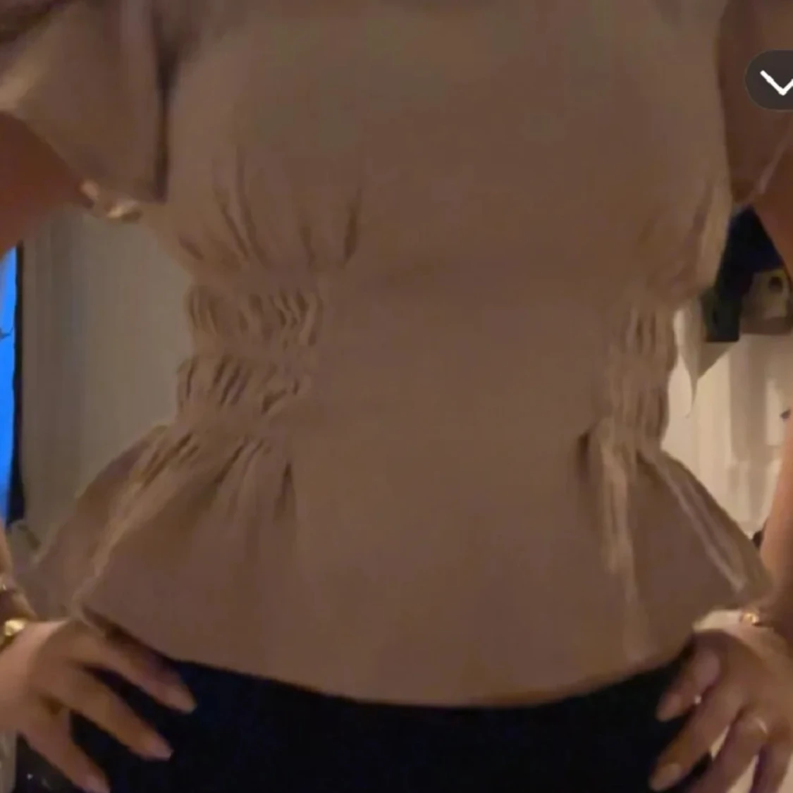 Beige blus med volang och smock - 1