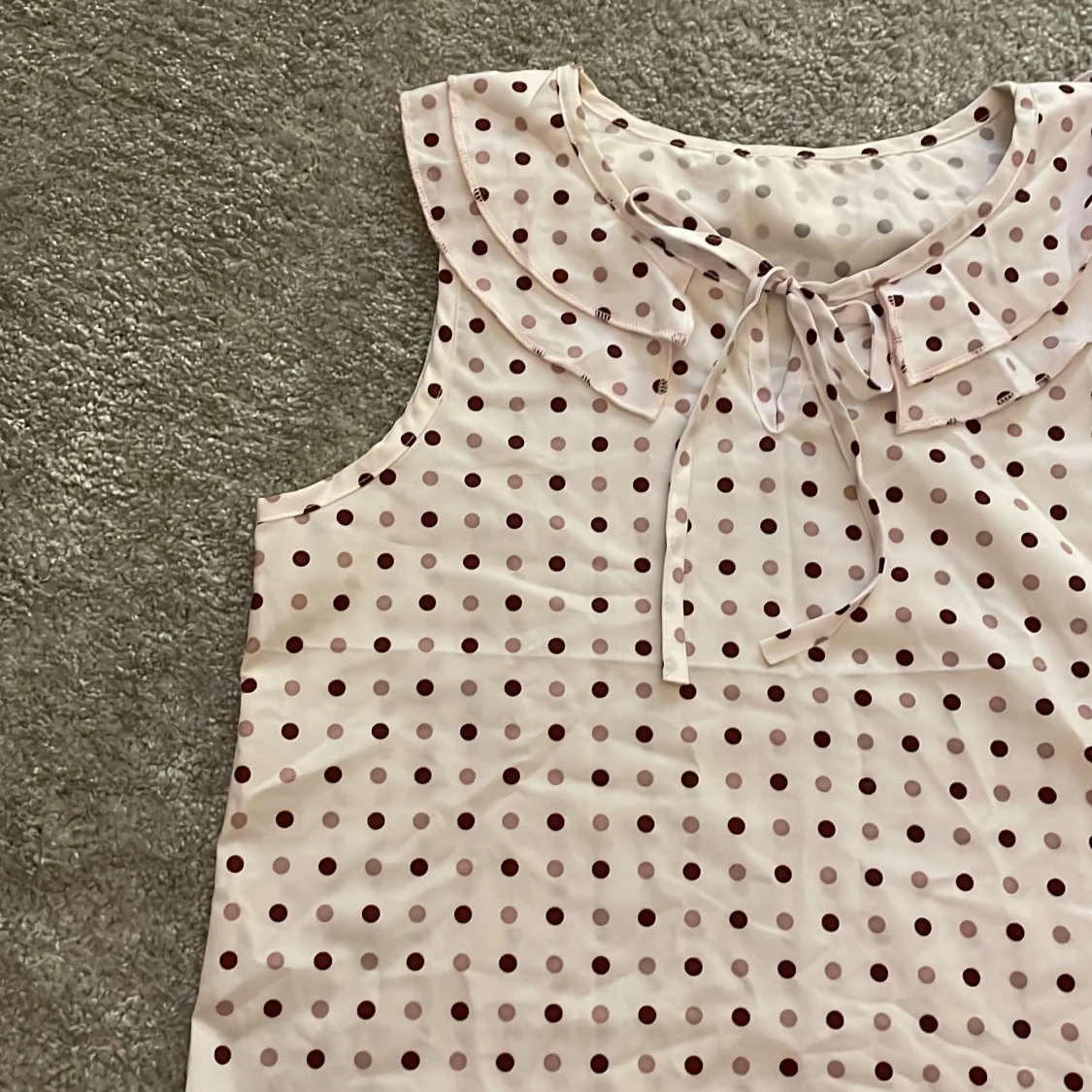 Prickig blus med rosett - 3