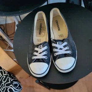 Limited edition converse - Bought around 2014. Very well taken care of. The rectangle mark on the inside of one shoe is from the original price tag.  Pick up Obbola, can be brought to ica maxi, nus, vasaplan, or capio hc dragonen. Shipping avaible