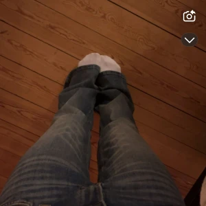 Blå bootcut jeans med slitningar - Säljer ett par skit snygga lowaist blå bootcut jeans med coola slitningar och ljus tvätt. Lite slitna där nere men verkligen inget som man tänker på. As najs och passar till allt, väldigt bra skick!! ❤️