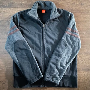 Hugo boss tröja  - Säljer en riktigt stilig kofta från Hugo boss i utmärkt skick. Extremt snygga detaljer som höjer utseendet på tröjan, pris kan diskuteras vid snabb affär. Skriv privat vid minsta fundering✍🏻✌🏻