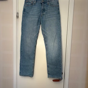 Jack & Jones ljusblå relaxed jeans - Ljusblå jeans från Jack & Jones i modellen Relaxed Chris. Jeansen har en avslappnad passform med raka ben och klassisk femficksdesign. Tillverkade i bomull med snygga slitningar och kontrastsömmar. Perfekta för en chill och stilren look.