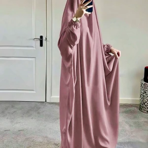 Lång ljusrosa jilbab - Säljer en superfin lång abaya/ jilbab i ljusrosa. Tunt och flowy material, perfekt för dig som gillar modest fashion. Enkel och stilren design utan mönster.