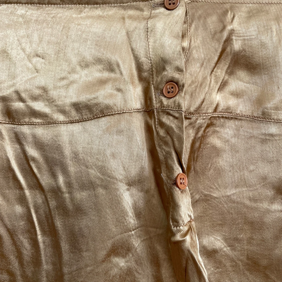 Guldig kjol  i sidenlook med knappar - 2