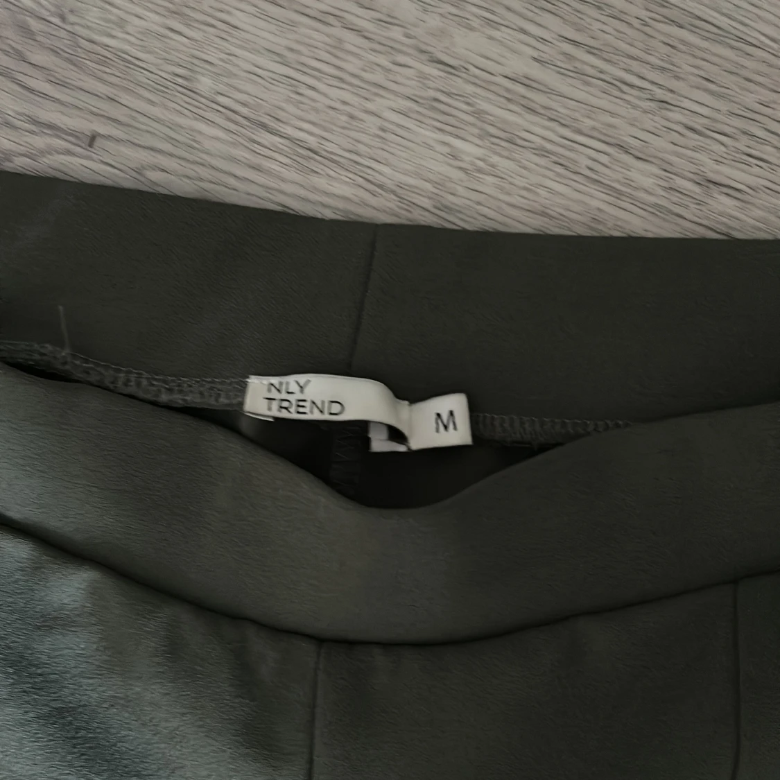 Mörkgröna kostymbyxor från NLY Trend - 2