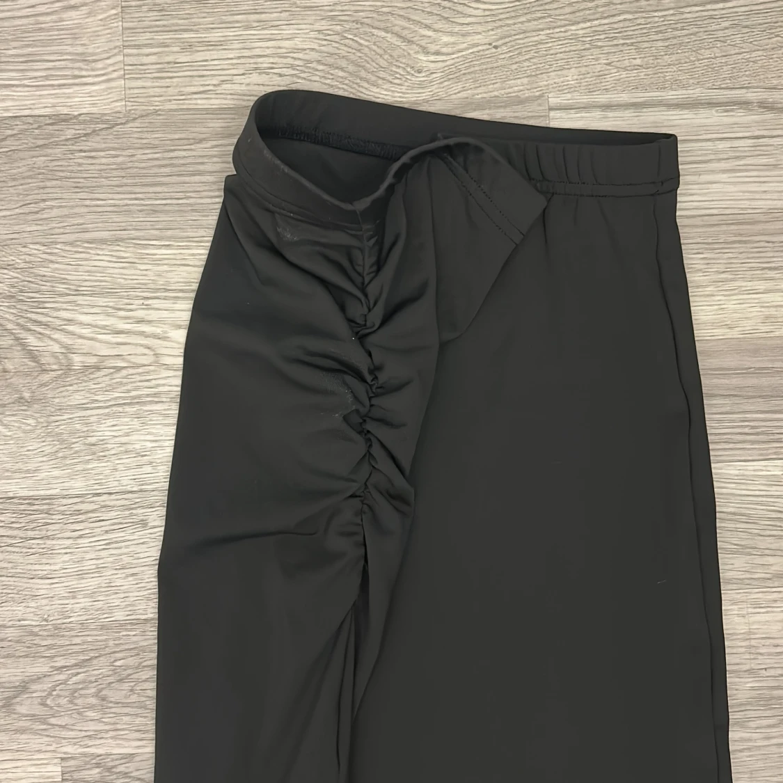 Svart långkjol med rynkdetalj - 2