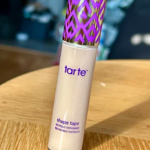 Trendande Tarte Shape Tape contour concealer! - Trendande Tarte Shape Tape contour concealer ”12S Fair”. 10 ml. Oanvänd.
