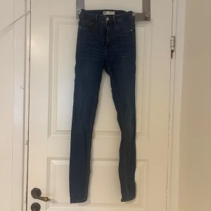 Mörkblå Molly skinny jeans S - Säljer ett par mörkblå skinny jeans från Molly i storlek S🫐