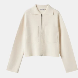 Beige kofta med dragkedja - Stilren beige overshirt från Åhléns med raka linjer, två stora bröstfickor och hel dragkedja framtill. Jackan har klassisk krage och är tillverkad i ett mjukt material som ger en clean och modern look. Perfekt för lager-på-lager-stil.