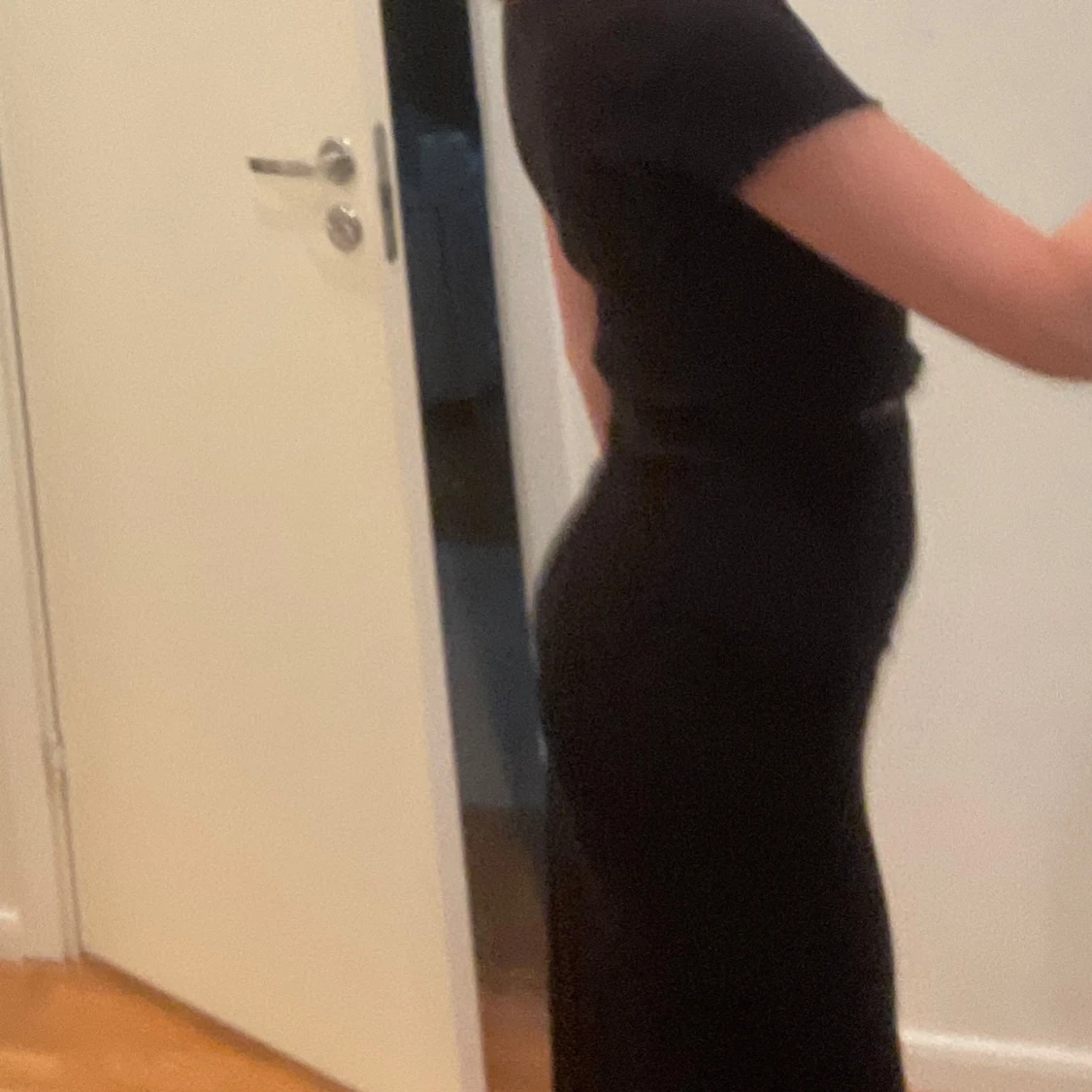 Svart långkjol i stretchigt tyg - 1