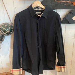 Svart Burberry skjorta - Size XL på label men sitter som vanlig M. Väldigt fint skick! PM för fler frågor