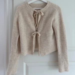 Kofta  - Supermysig beige kofta med knytdetaljer! Kommer ej till användning💞(skriv för bild på)