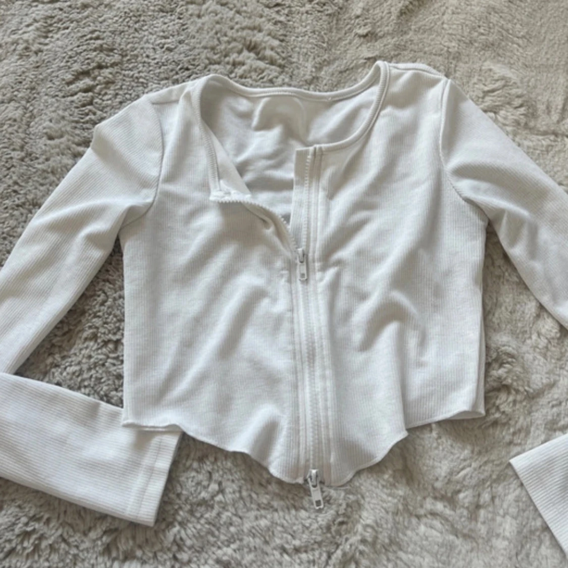 Vit croppad ribbad topp med dragkedja - 1