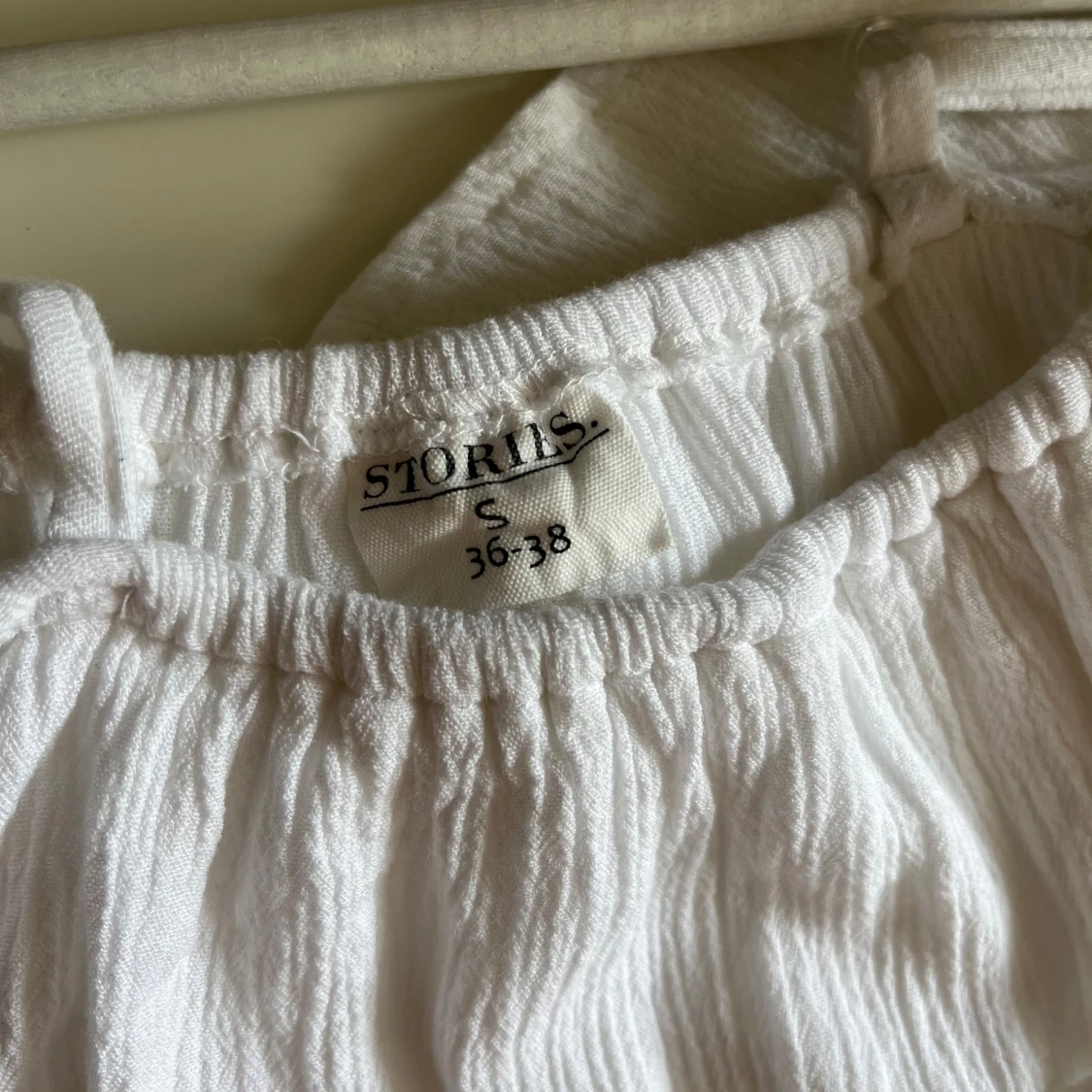 Vit volangtopp med offshoulder - 3