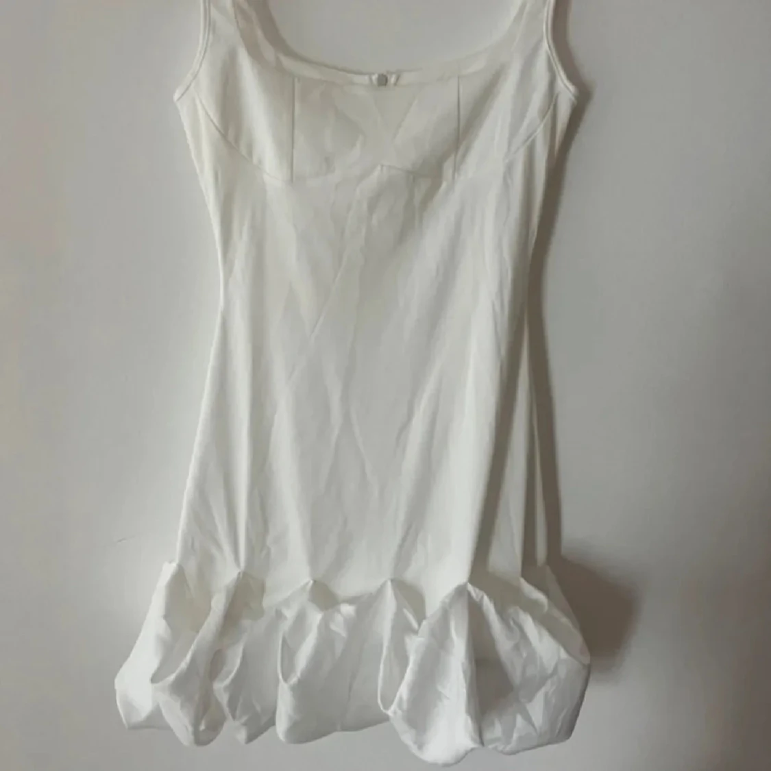 Vit kort klänning med volangkant - 1