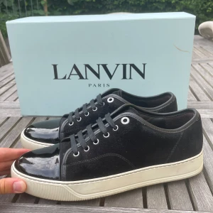 Lanvin skor(nya) - Hej! Säljer nu dessa sjukt snygga Lanvin skor. Skorna är i nya, använda en gång! Vi rekommenderar att gå ner en storlek. Har ett begränsat antal boxar och dustbag! Hör gärna av dig vid frågor 