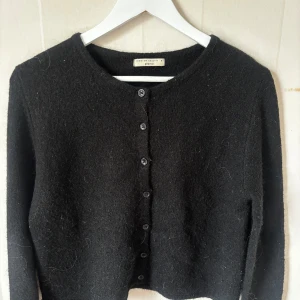 Svart kofta från Gina Tricot - Mysig svart kofta från Gina Tricot🌟Passar till allt och perfekt basplagg i garderoben!!❤️❤️