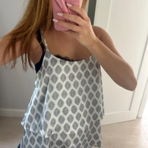 Vit och grå mönstrad linnetopp - Super skönt material på linnet siden/silke och den har väldigt coolt mönster! 