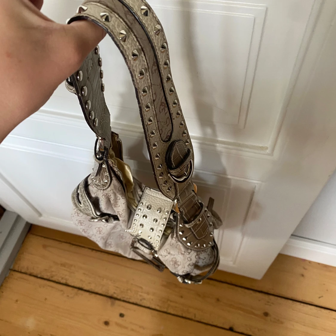 Beige axelväska från Guess med nitar - 3