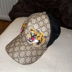 Gucci keps  - Gucci keps i fint skick som jag fick testa och sälja här på plick, den ska vara äkta då den stora lappen är klippt då den var så störande. Kvitto och sånt är borta för länge sen. Vet inte vad nypris ligger för en sån här men skulle tippa på runt 3-4 k ? Kom gärna med bud om priset inte passar! 