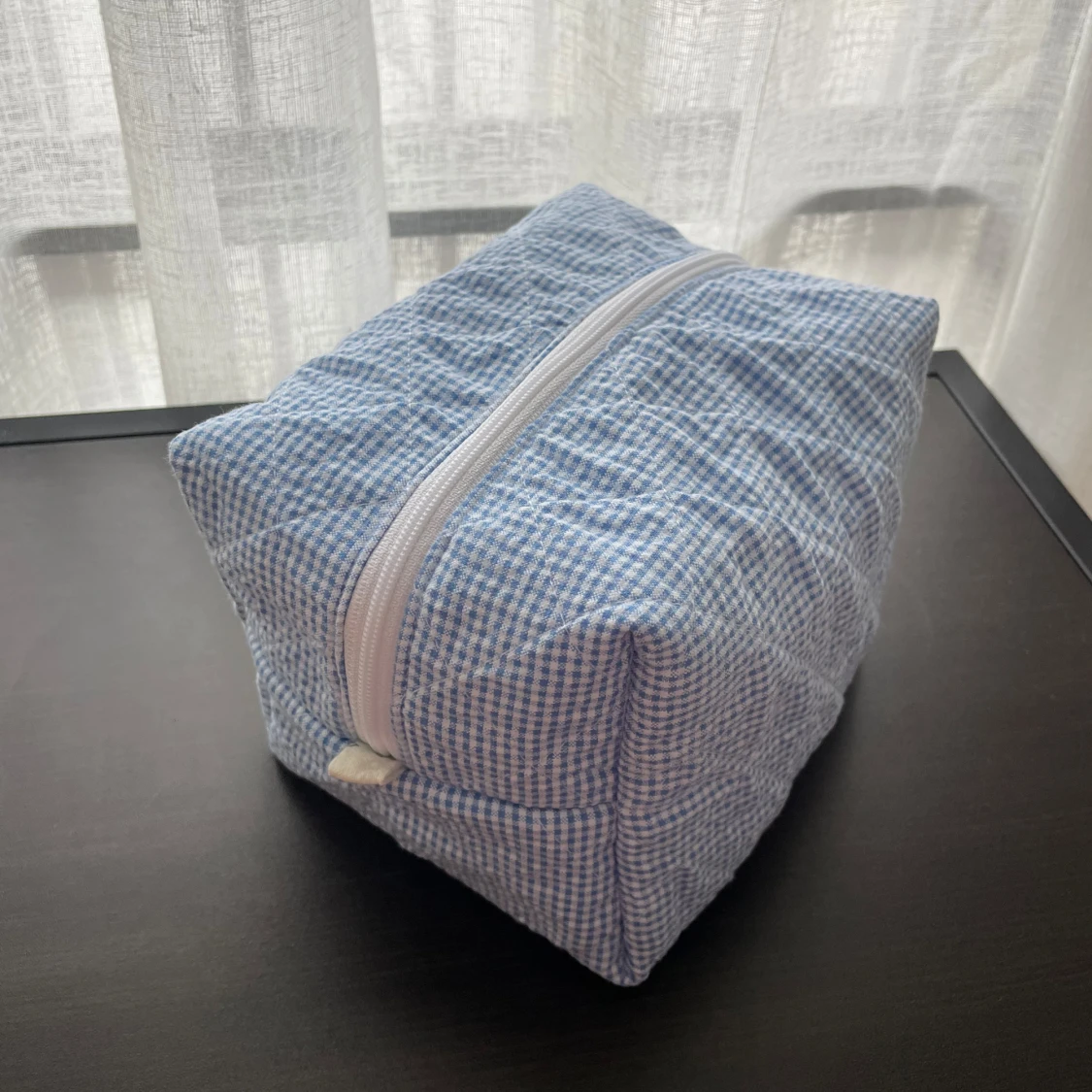 Rutig blå och vit necessär i bomull