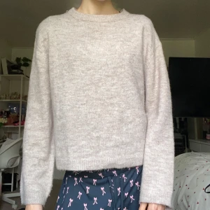 Stickad tröja - Supermjuk och basic beige stickad tröja från 157 i storlek XS. Tröjan har rund halsringning, lång ärm och en lite loose fit. Perfekt att slänga på sig när det är kyligt ute. Enkel att matcha med allt och riktigt cozy vibe😻Färgen på första bilden är korrekt, blev lite dåligt ljus på dom andra!!😫Använd några gånger, kan ha en liten missfärgning på bild 4. 