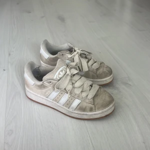 Beige Adidas Campus sneakers  - Snygga Adidas Campus sneakers i beige. De finns ett hål på en av skorna på insidan men inget aom syns. De är också lite smutsiga men det går nog att tvätta bort. Skriv för fler bilder!🩷🩷