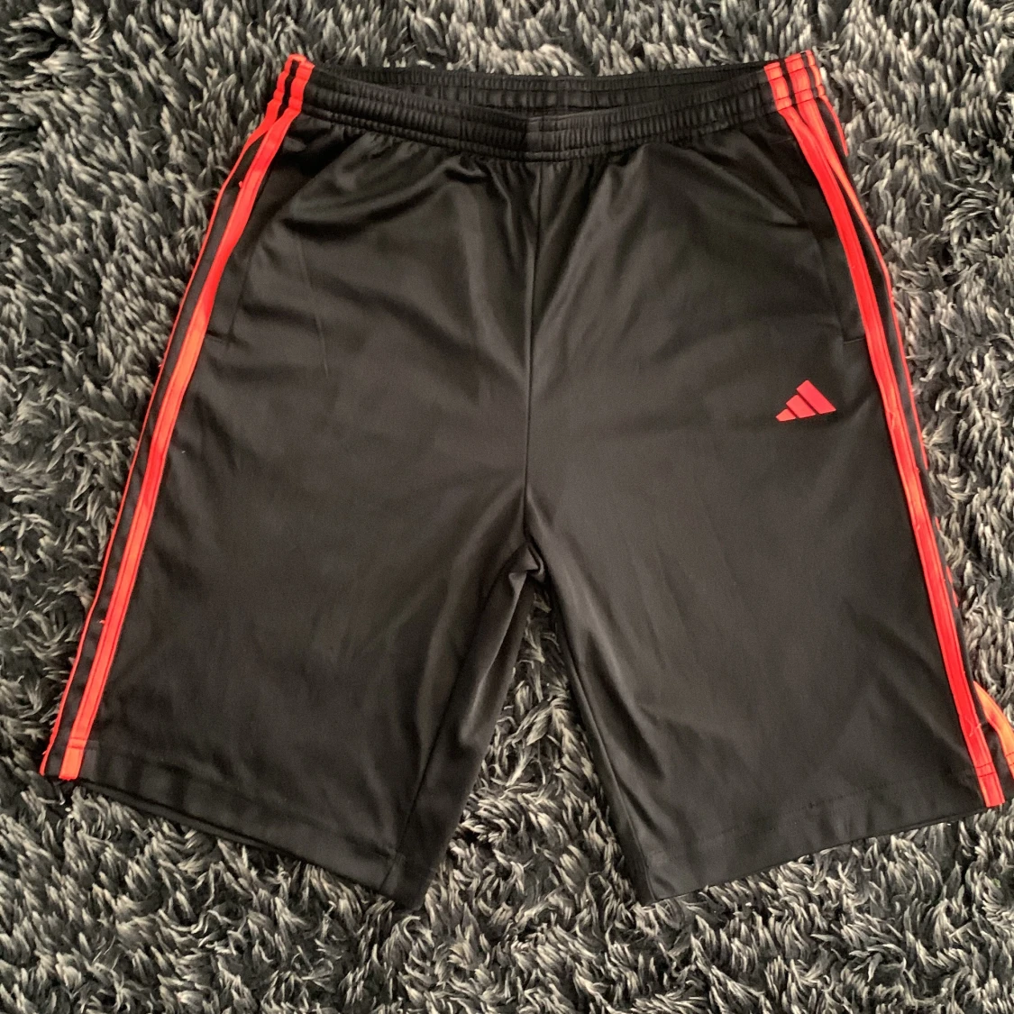Svarta Adidas shorts med röda ränder