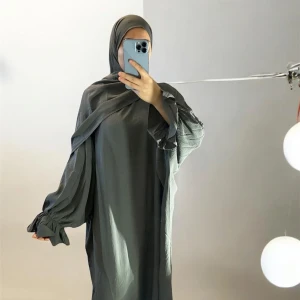 Oversized långklänning med volangärm - Säljer en oversized långklänning med voluminösa volangärmar och rund hals. Klänningen finns i flera färger som svart, brun, grå och ljuslila. Tillverkad i ett lätt, flowy tyg som ger en chill och modest vibe. Perfekt för dig som gillar loose fit och stilrena detaljer.