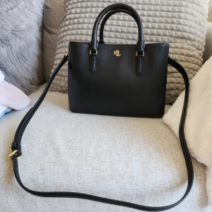 Ralph Lauren väska - RALPH LAUREN LEATHER SMALL MARCY SATCHEL BAG.  NYPRIS: 4895. Äkta med tags och allt kvar(köpt på Zalando). Dustbag medföljer givetvis. Perfekt storlek, många smarta fack.