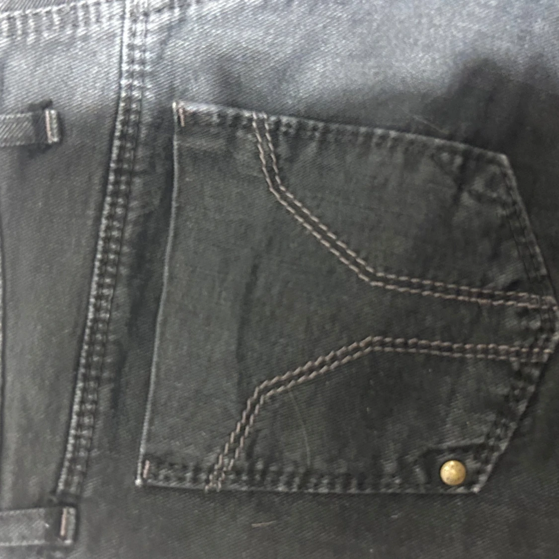 Svarta jeansshorts med snygga fickor - 2