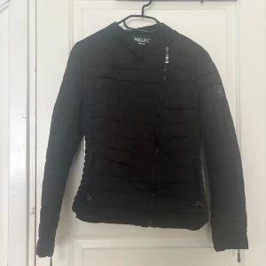 Svart asymmetrisk hollies jacka  - Svart asymmetrisk hollies jacka som ger ”stockholms-stil” vibe, riktigt fin men faller inte riktigt i min smak!🌸