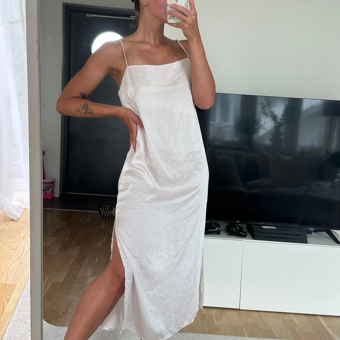 Ljus långklänning från H&M i satin