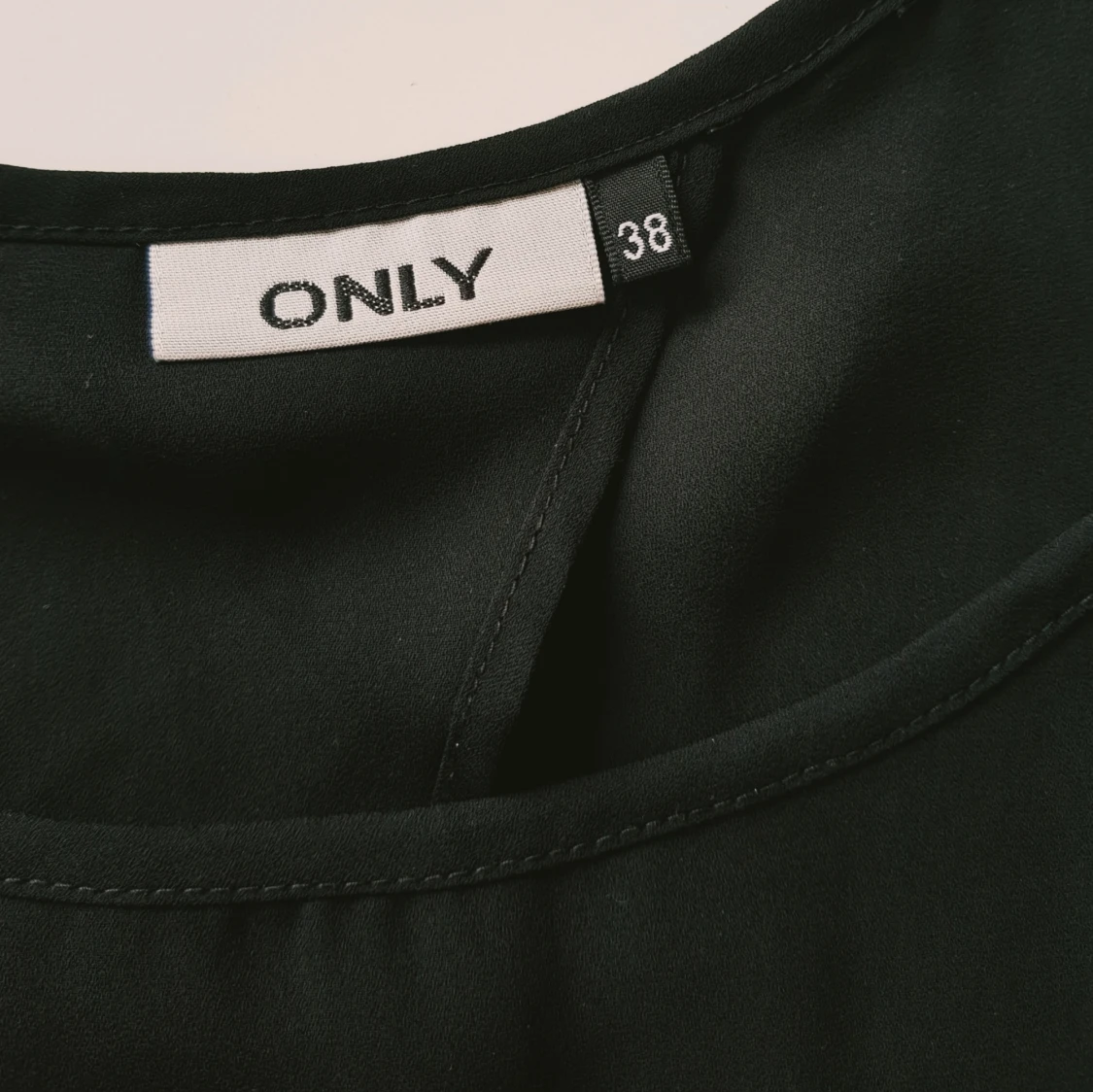 Svart ärmlös topp från ONLY strl 38 - 2
