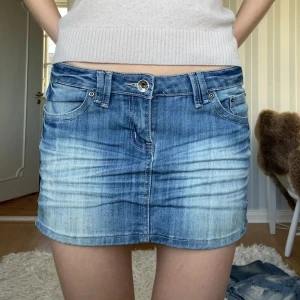Lågmidjad blå jeanskjol  - Supersnygg lågmidjad vintage jeanskjol. Perfekt nu till sommaren. Midjemått: 41cm, längd: 29cm. Har en fläck längst ner som syns bäst på sista bilden☺️storlek 40 passar s- m, jag på bilden brukar bära s☺️