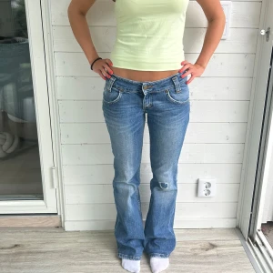Bootcut Lee jeans - Lee jeans i storlek W27 L31. Midjemått 37x2 cm innerben 78 cm. 