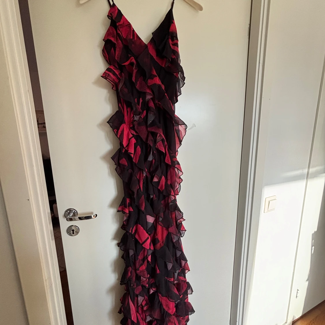 Lång röd och svart volangklänning - 2