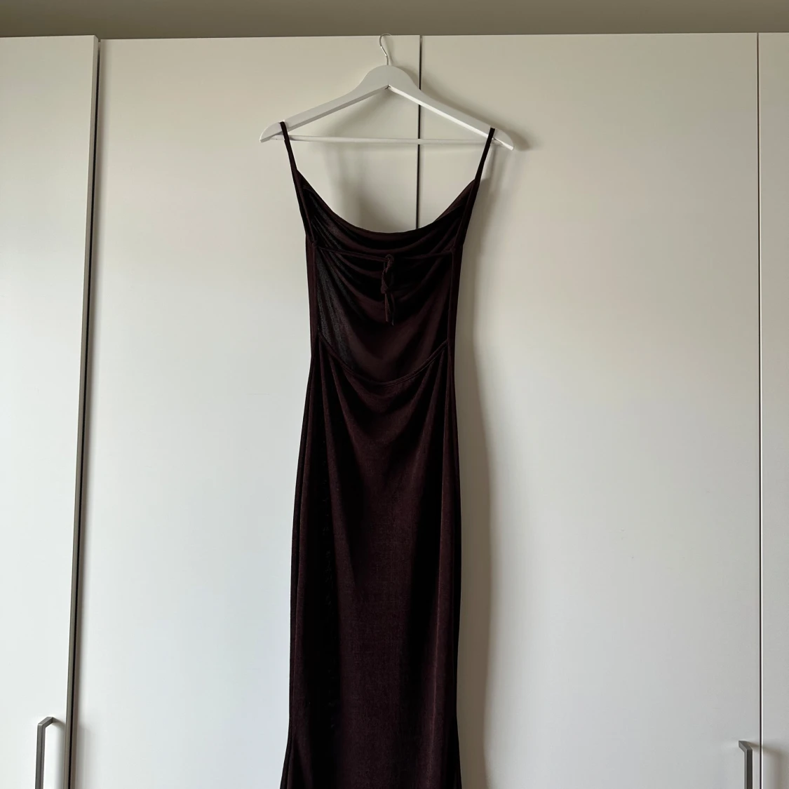 Brun långklänning med knyt i ryggen - 1