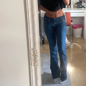 Blå bootcut jeans med låg midja - Säljer ett par snygga blå jeans med bootcut-modell och låg midja.  Från zara, stö 38 men passar 36 också. De är som nya förutom att en liten defekt (sista bilden) går lätt att sy