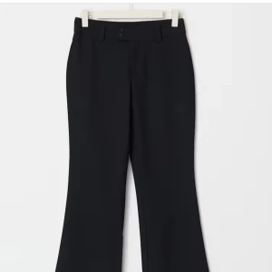 Svarta bootcut kostymbyxor Gina Tricot - Snygga svarta kostymbyxor från Gina Tricot med bootcut-ben och klassisk midja. Byxorna har bälteshällor, knapp- och dragkedjestängning samt en stilren look som passar till allt. Använda 1 gång, säljer pågrund av att dem är för små!
