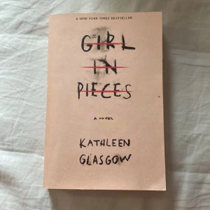 Girl in Pieces - En stark och gripande roman om att hitta sig själv när livet känns trasigt. Perfekt för unga vuxna som gillar känslosamma berättelser och vill läsa om att övervinna svårigheter. En New York Times bestseller som stannar kvar länge efter sista sidan.