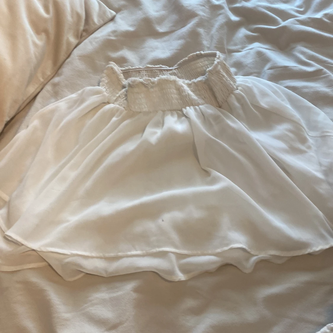 Vit kortkjol med smock i midjan - 1