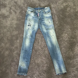 Dsquared2 Cool Guy jeans - Snygga Dsquared2 Cool Guy jeans i ljus blå färg med vita droppar riktigt stiliga oanvända och nya 