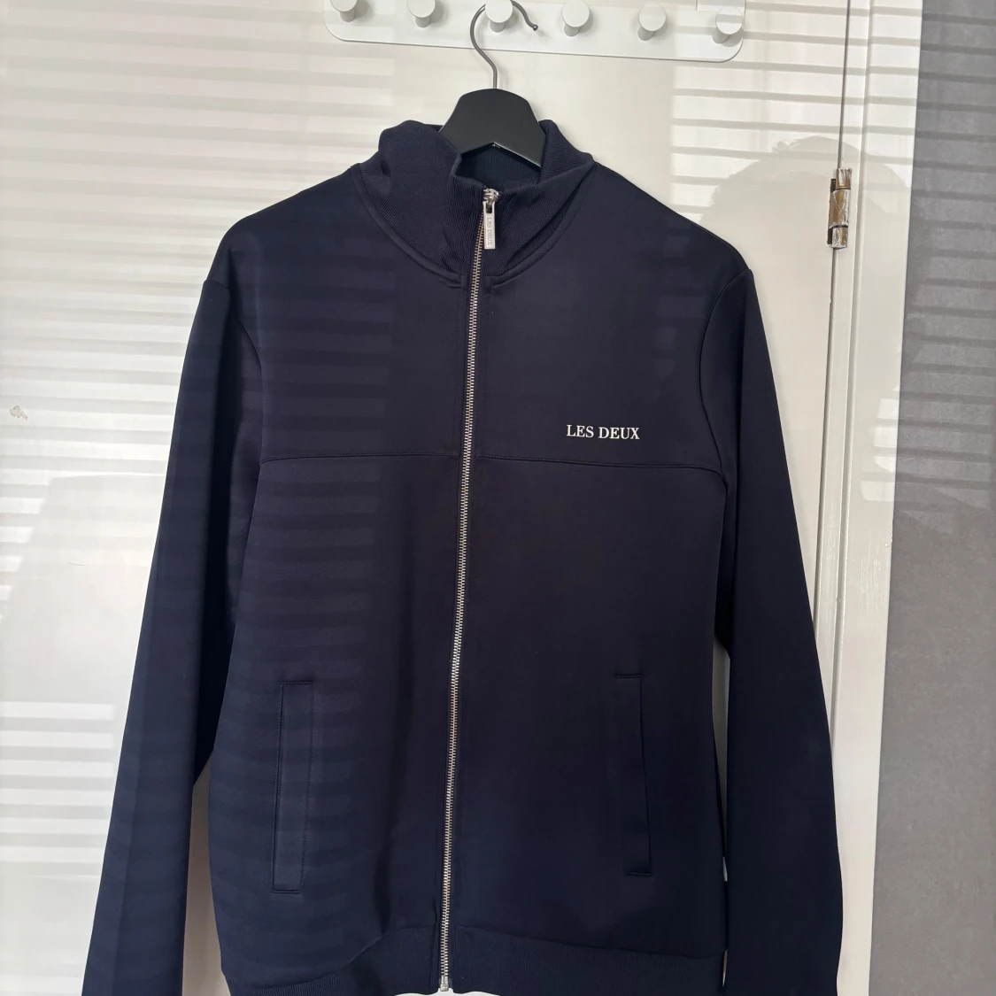 Mörkblå zip från Les Deux