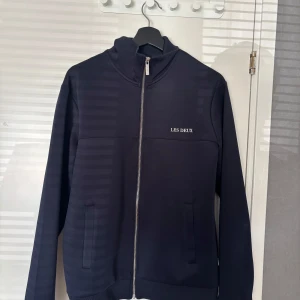 Mörkblå zip från Les Deux - Otroligt fin Zip jacka från Les Deux, inga defekter och otroligt skön! Nypris 1199kr. Storlek M/ Hör av er vid frågor😃